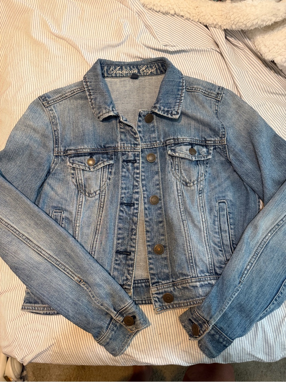 American Eagle Outfitters Medium Wash Blue Denim Jacket 🩶